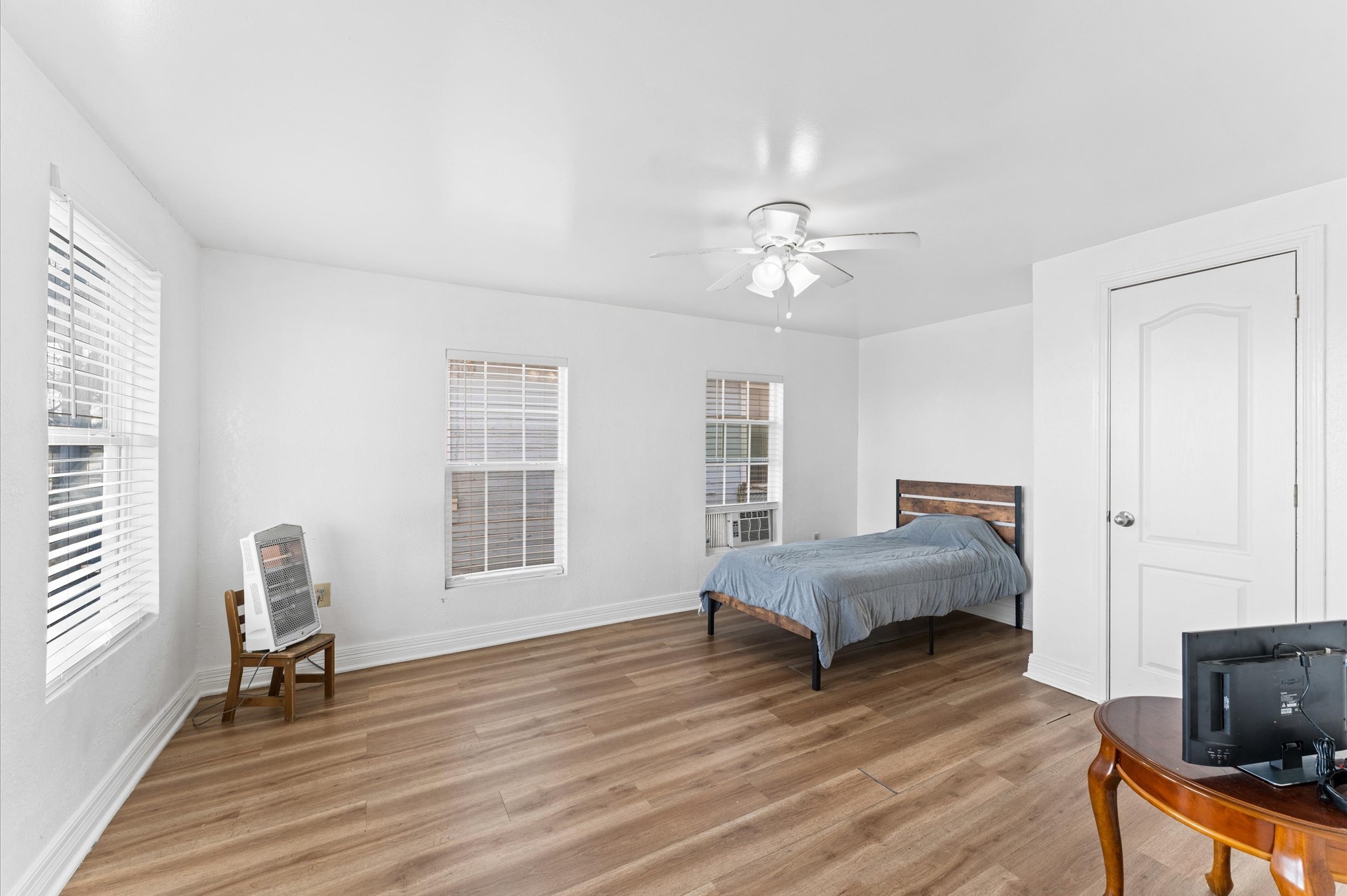 1605 Walnut Avenue Rosenberg, TX 77471 - Photo 17 of 29 a living room with furniture and a window