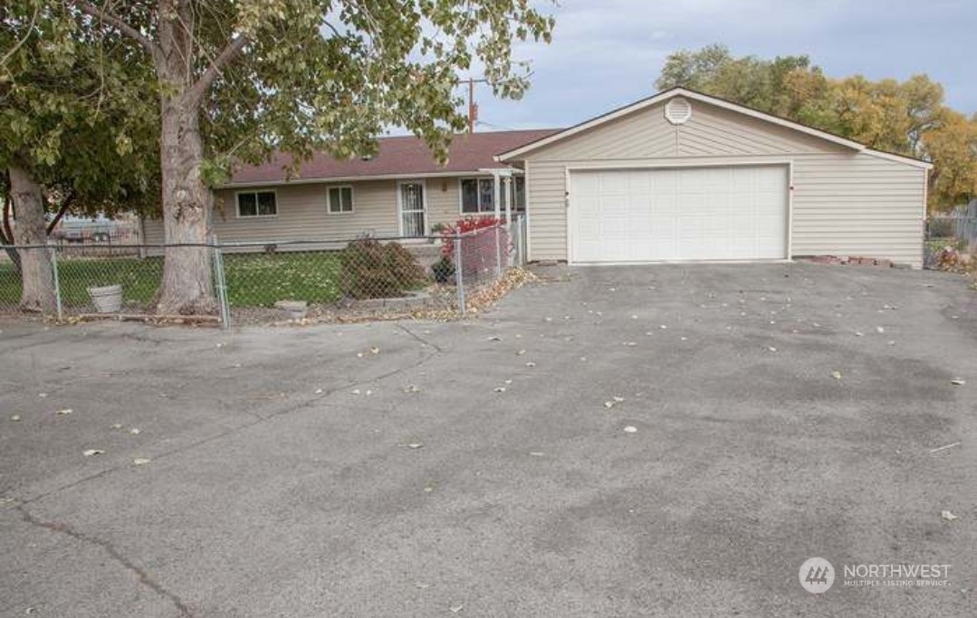 333 Johnson Road Selah, WA 98942 - Photo 1 of 21 front view of house with a yard