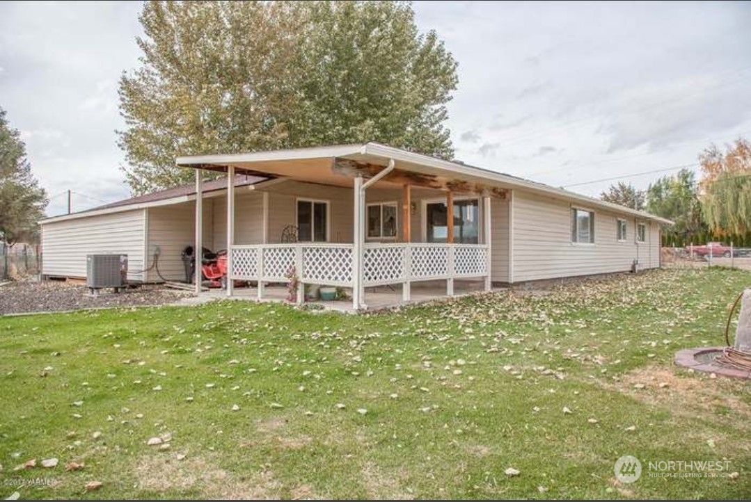 333 Johnson Road Selah, WA 98942 - Photo 4 of 21 a backyard of a house with table and chairs