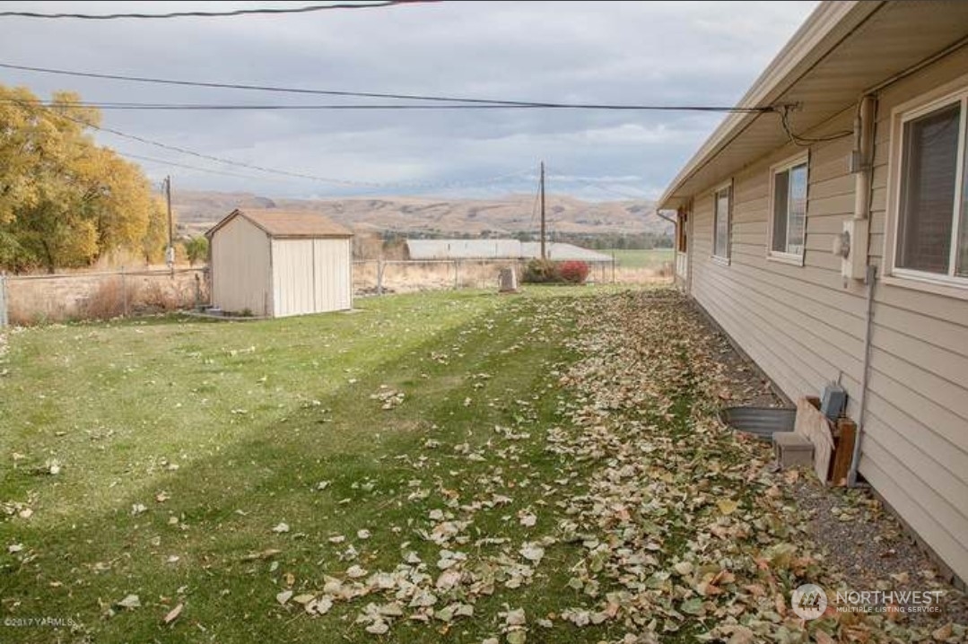 333 Johnson Road Selah, WA 98942 - Photo 6 of 21 a view of a porch