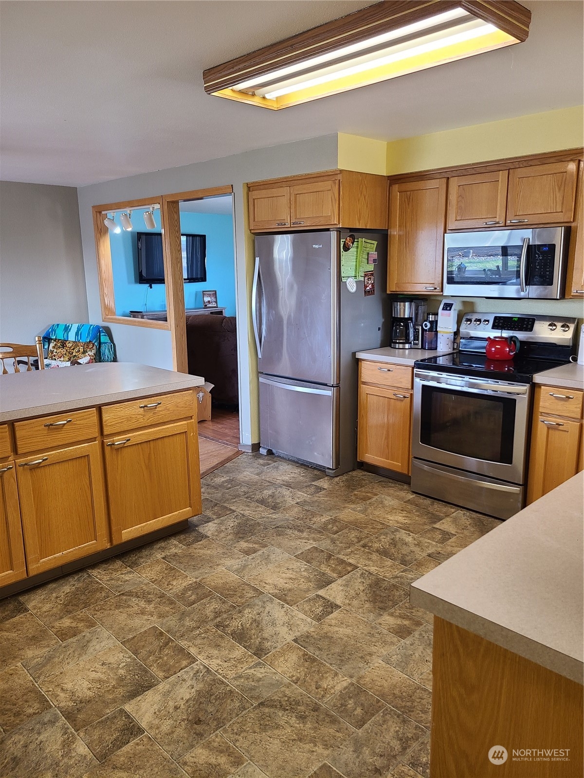 333 Johnson Road Selah, WA 98942 - Photo 9 of 21 a kitchen with a stove and a refrigerator