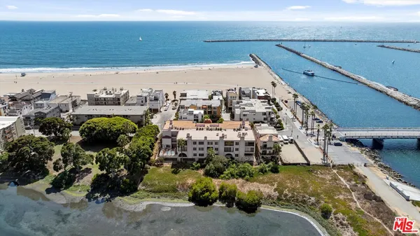 $1,329,000 | 6220 Pacific Avenue, Unit 101, Playa del Rey, CA 90293