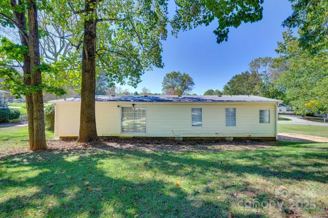 a view of a backyard