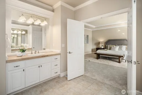 a en suite bathroom with 2 sink and a mirror