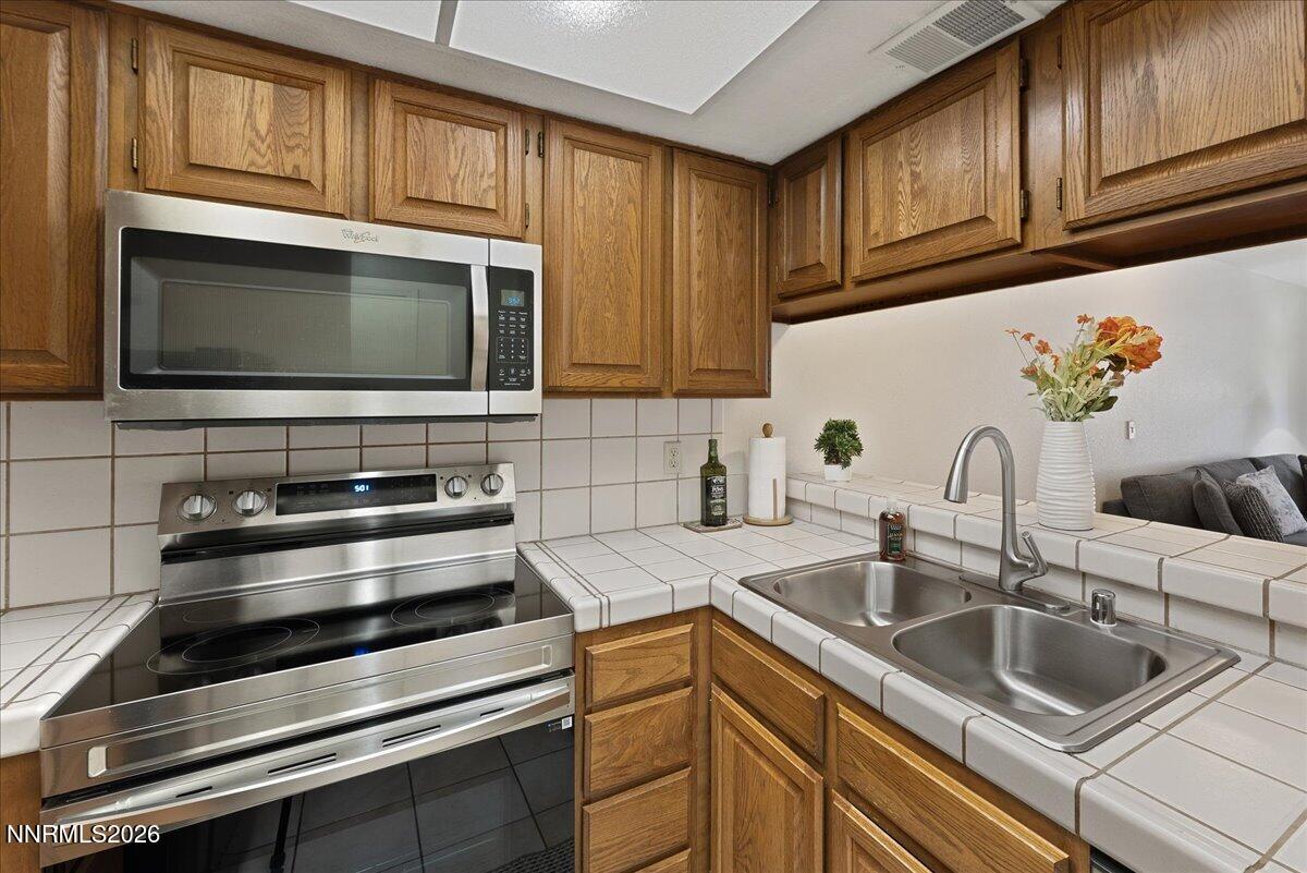 3095 Lakeside Drive, Unit 103 Reno, NV 89509 - Photo 5 of 40 09-3095 Lakeside Dr Unit 103 Reno NV 895