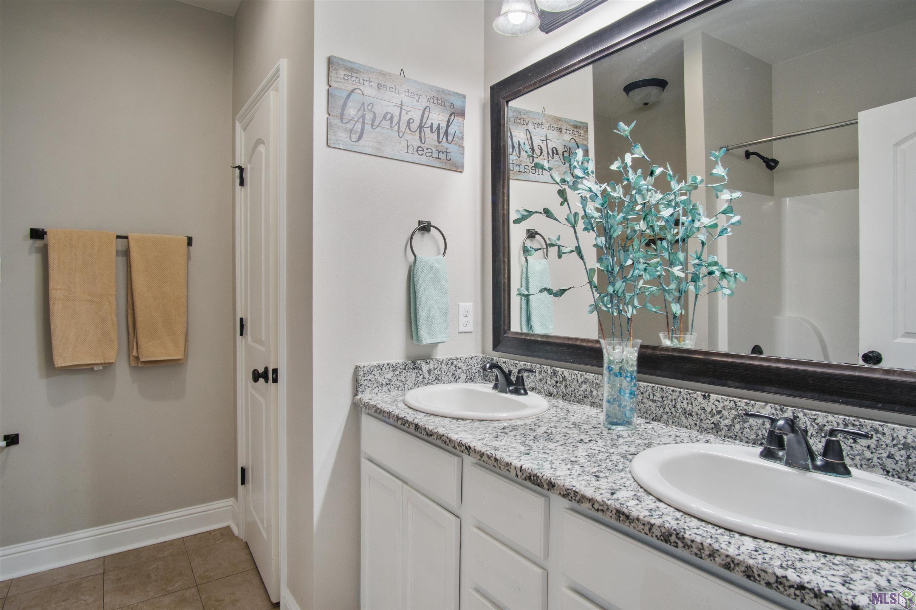 17872 Waterloo Drive Baton Rouge, LA 70817 - Photo 13 of 17 Guest Bathroom