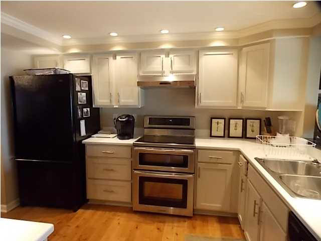 15 Breakers Lane Ridgeland, MS 39157 - Photo 6 of 20 UPDATED KITCHEN WITH CONVECTION RANGE