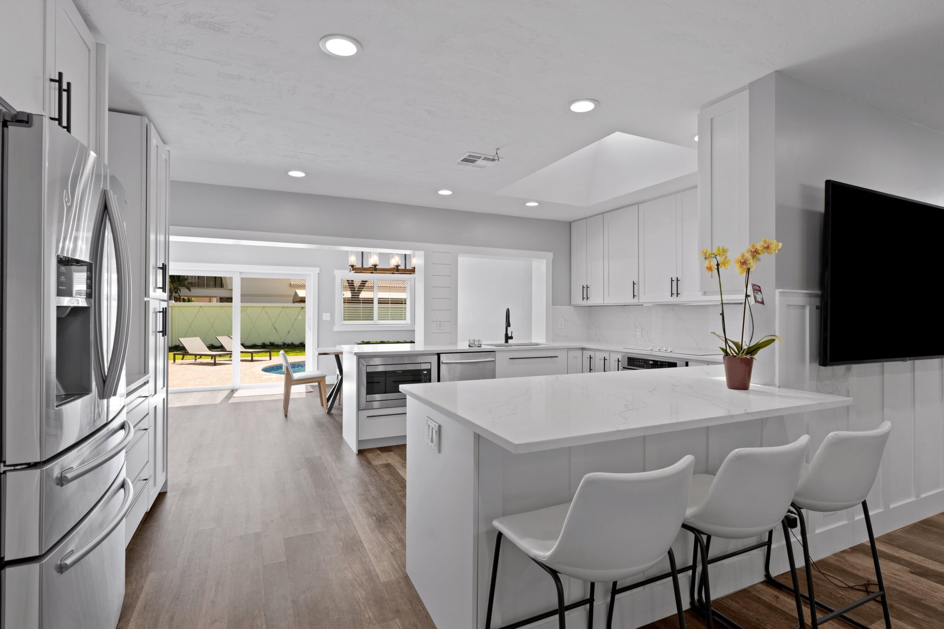 3798 Northwest 2nd Court Boca Raton, FL 33431 - Photo 4 of 31 Kitchen Bar