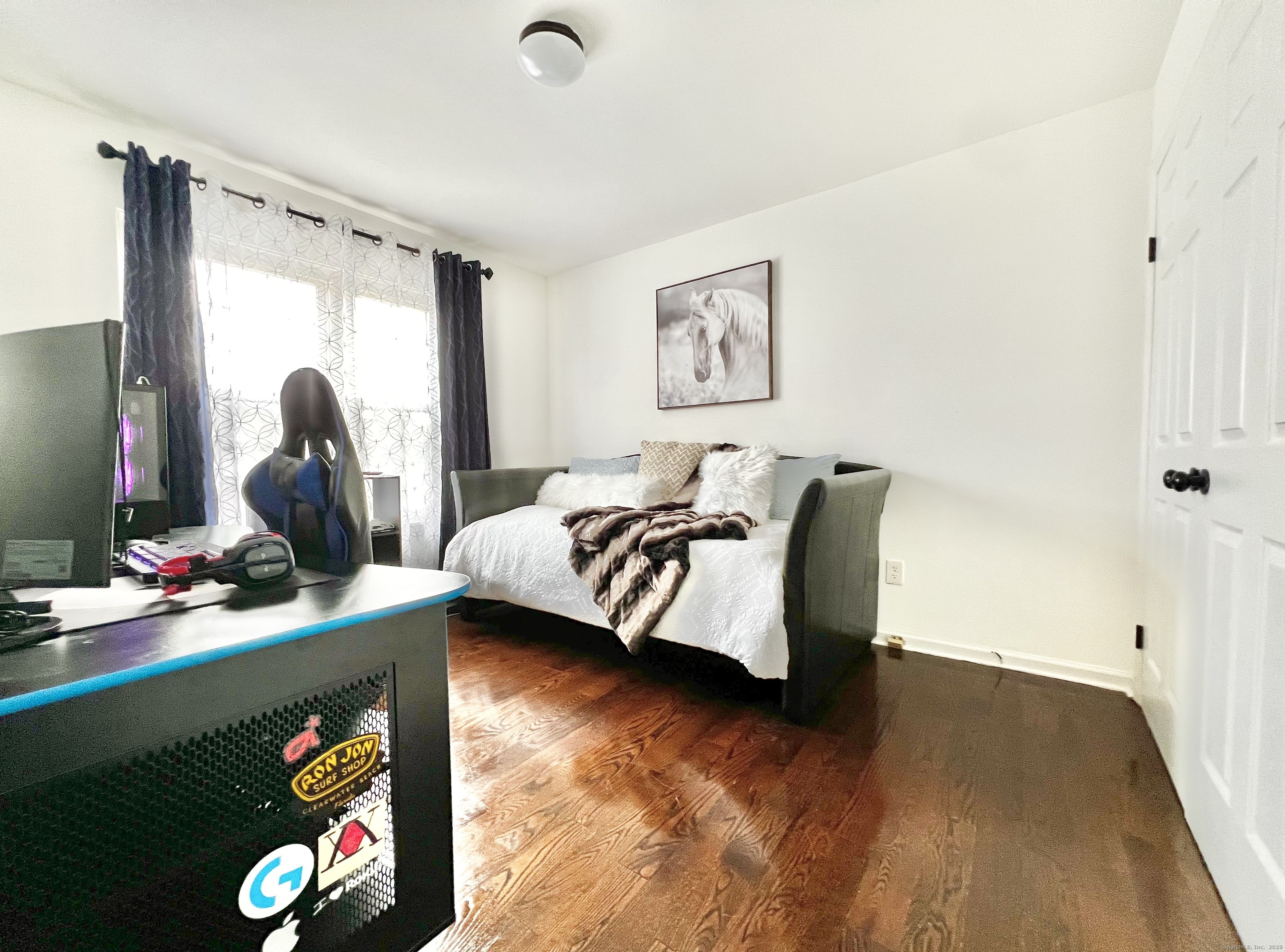 782 Oronoke Road, Unit 27 Waterbury, CT 06708 - Photo 18 of 28 a living room with furniture and a mirror