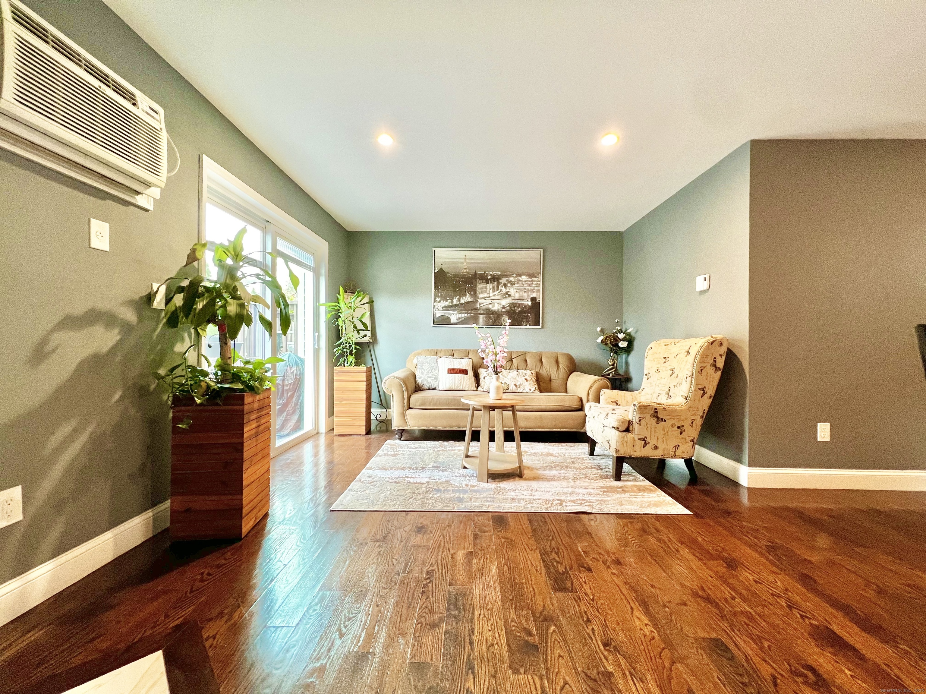 782 Oronoke Road, Unit 27 Waterbury, CT 06708 - Photo 3 of 28 a living room with furniture and a potted plant