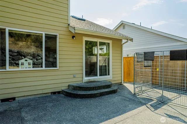 a view of a house with backyard