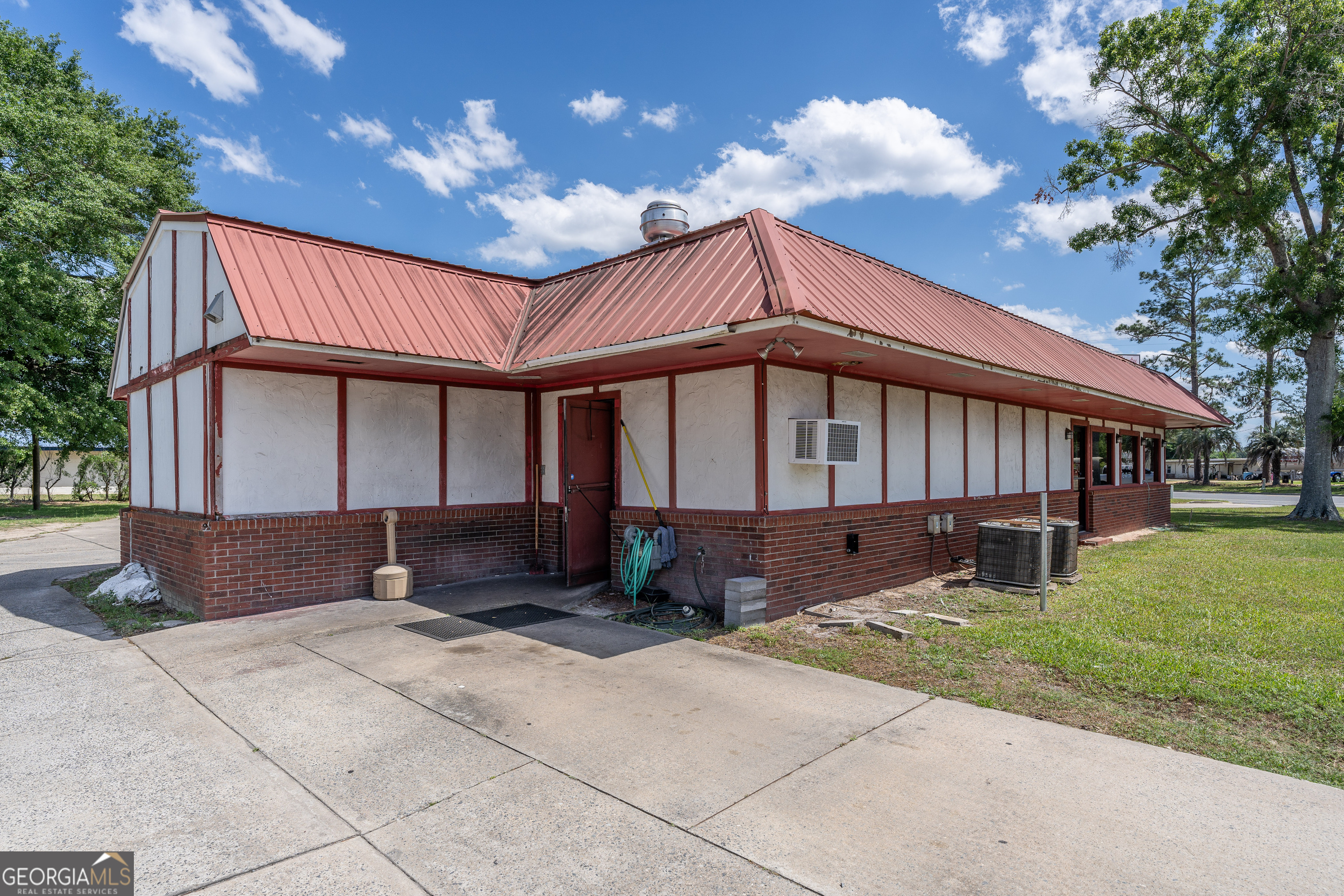 804 South Dixon Street Alma, GA 31510 - Photo 10 of 33 a front view of a house with garden
