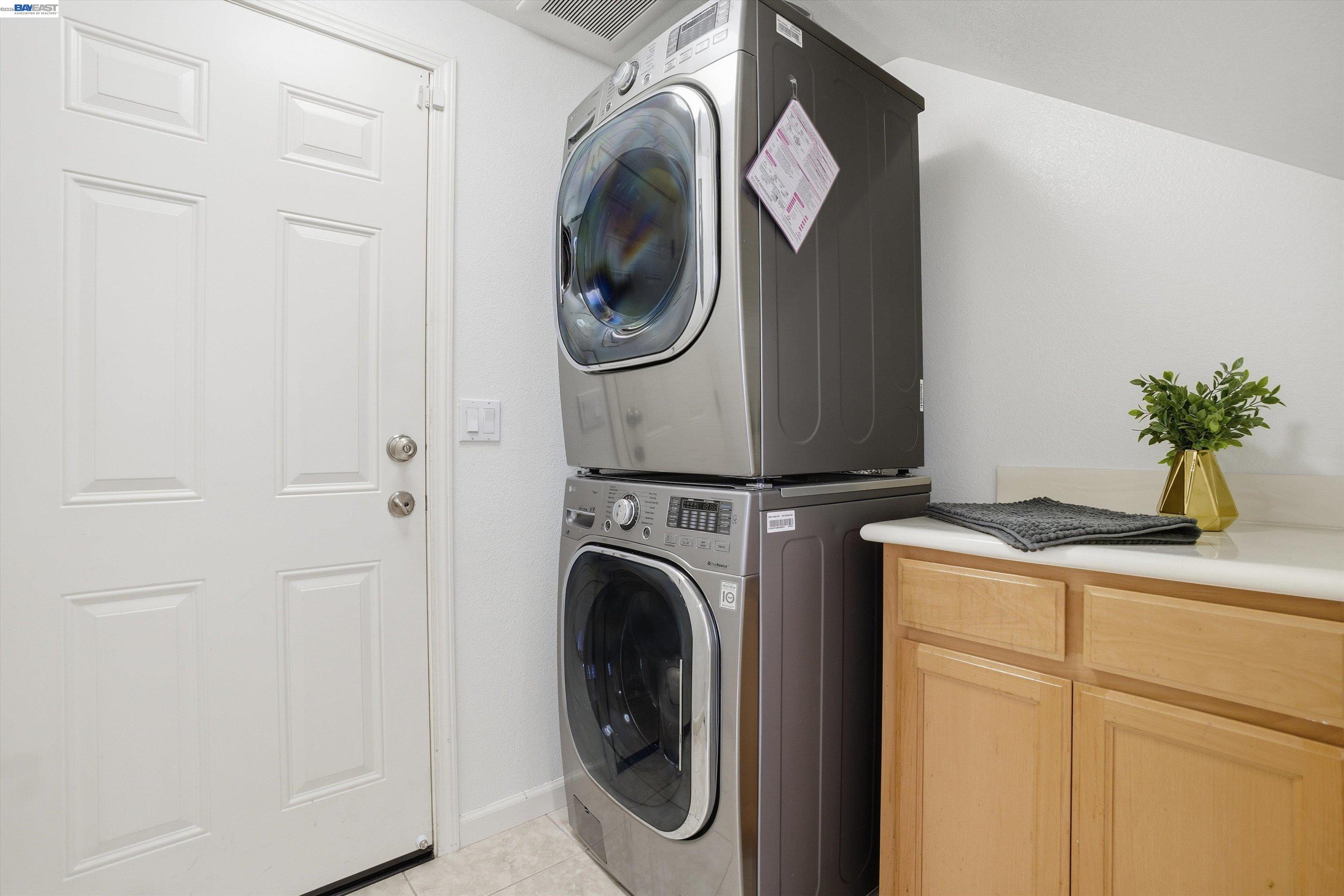 2833 Alnwick Avenue, Unit 7 Livermore, CA 94551 - Photo 4 of 37 a utility room with dryer and washer