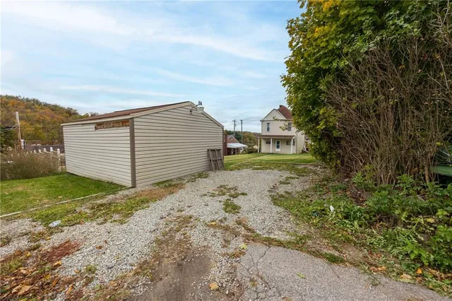 a view of a backyard