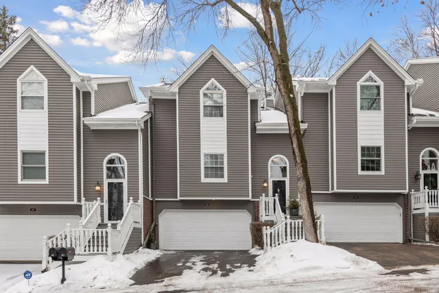 $815,000 | 103 Edgewood Court, Wayzata, MN 55391