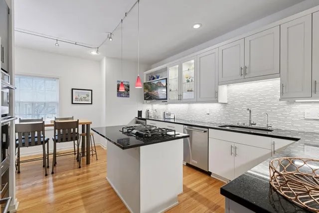 $815,000 | 103 Edgewood Court, Wayzata, MN 55391