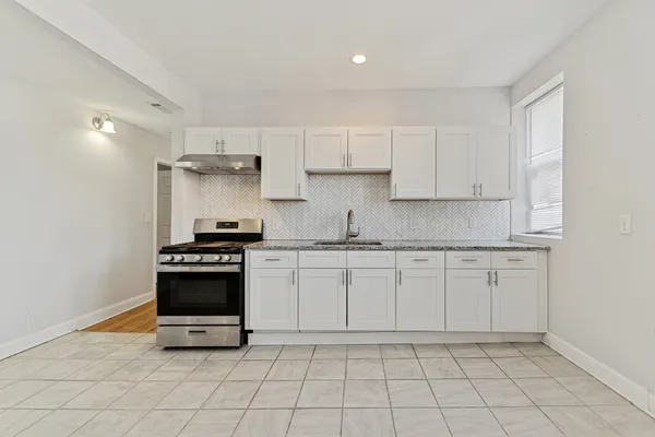 $2,000 | 7515 South Essex Avenue, Unit 3, Chicago, IL 60649