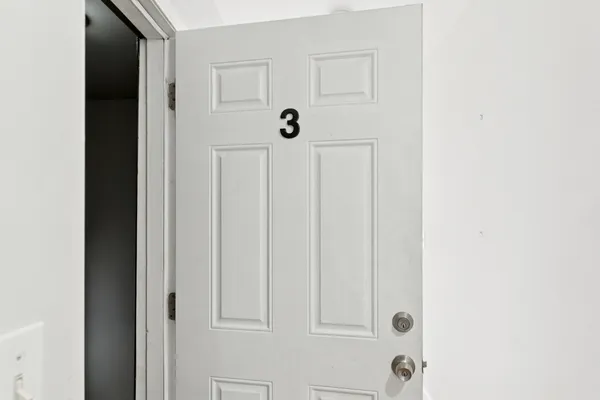 $2,000 | 7515 South Essex Avenue, Unit 3, Chicago, IL 60649