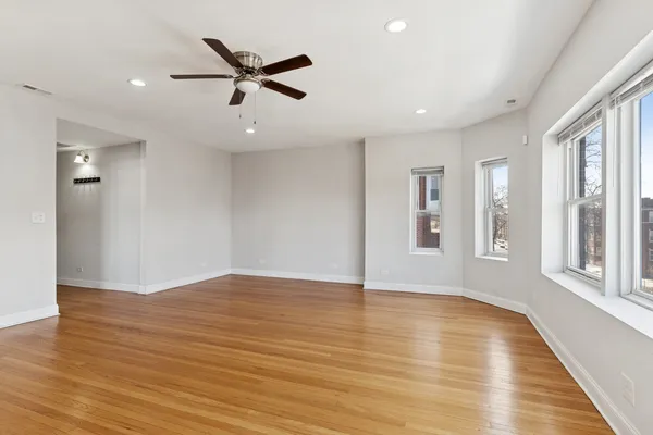 $2,000 | 7515 South Essex Avenue, Unit 3, Chicago, IL 60649