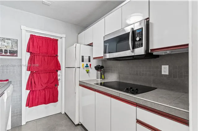 $1,925 | 2200 Diana Drive, Unit 306, Hallandale Beach, FL 33009