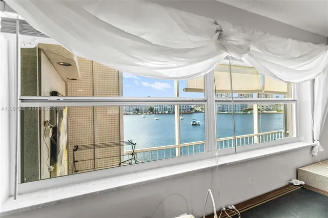 $1,925 | 2200 Diana Drive, Unit 306, Hallandale Beach, FL 33009