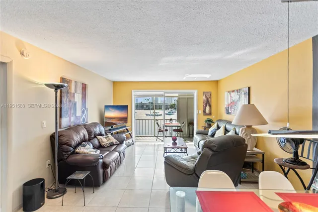 $1,925 | 2200 Diana Drive, Unit 306, Hallandale Beach, FL 33009