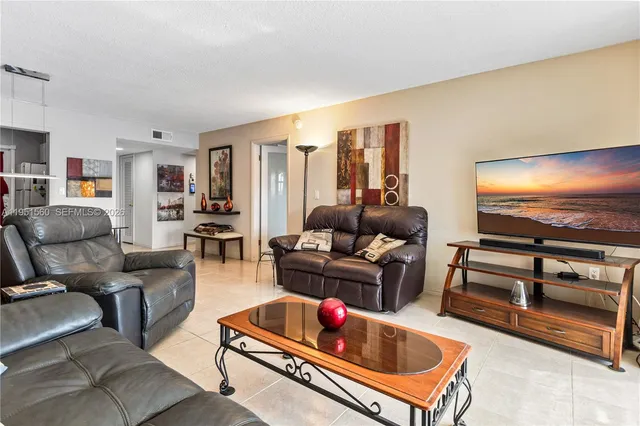 $1,925 | 2200 Diana Drive, Unit 306, Hallandale Beach, FL 33009