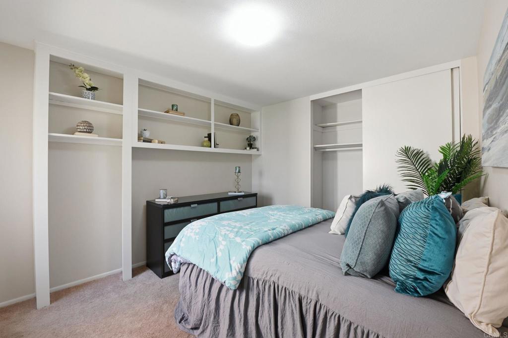 17 Cheyenne, Unit 64 Irvine, CA 92604 - Photo 21 of 33 a bedroom with a bed and a potted plant