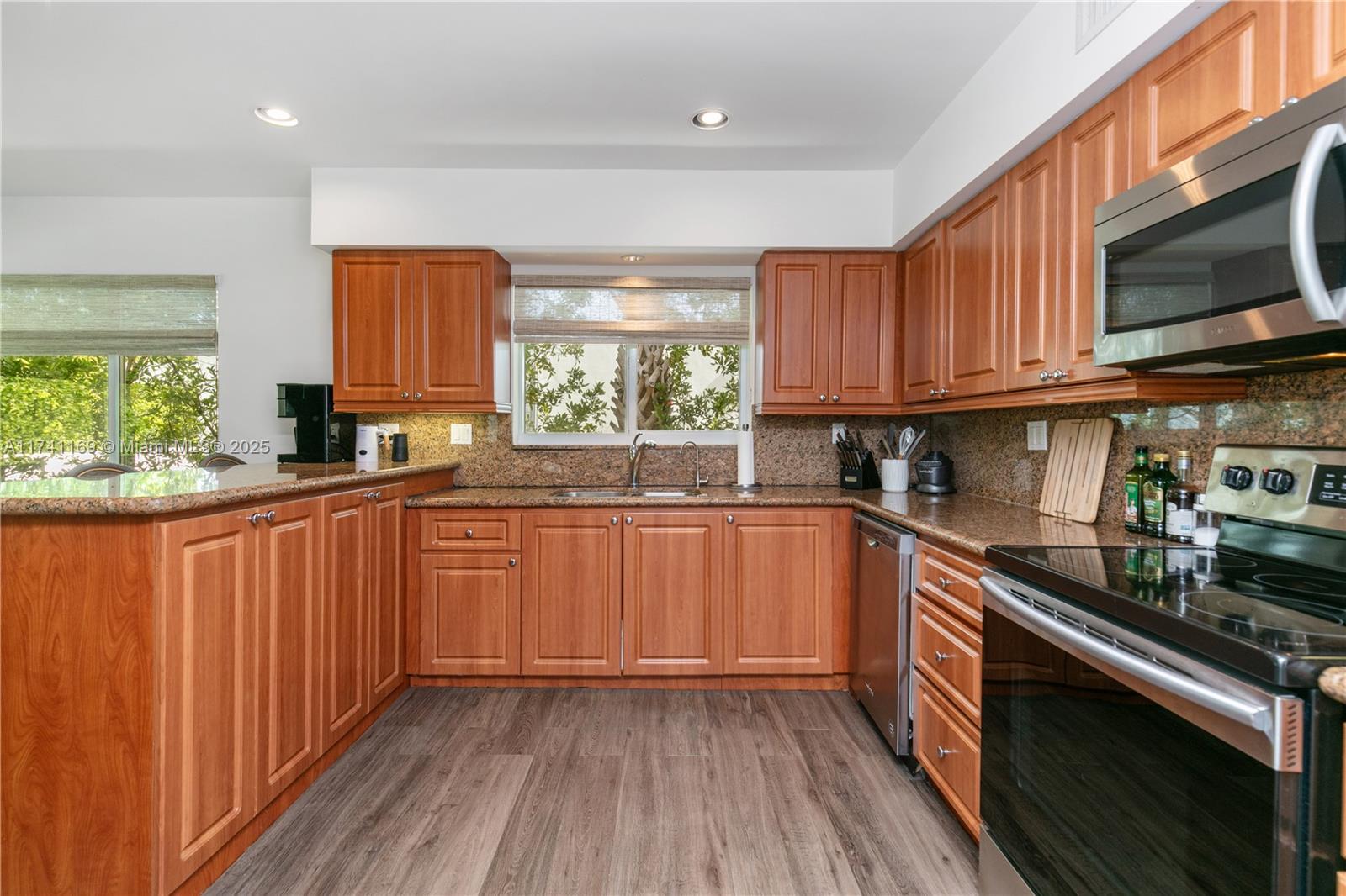 412 Ridgewood Road Key Biscayne, FL 33149 - Photo 16 of 47