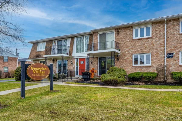 $179,900 | 90 Old Lyme Drive, Unit 6, Amherst, NY 14221