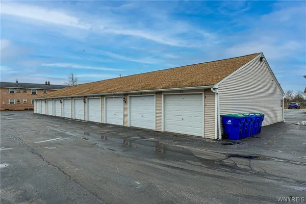 $179,900 | 90 Old Lyme Drive, Unit 6, Amherst, NY 14221