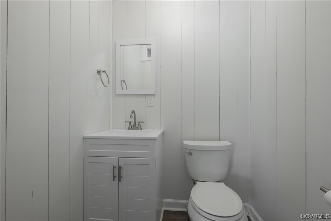 320 Courtney Road Lancaster, VA 22503 - Photo 15 of 43 a bathroom with a toilet a sink and mirror
