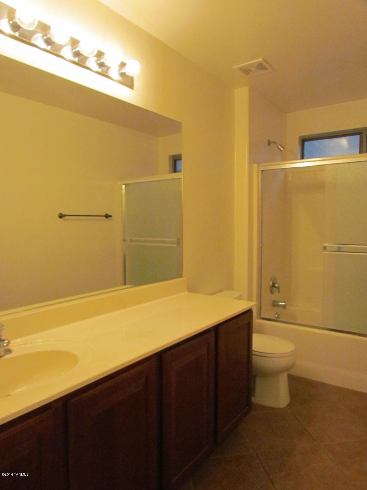 669 West Ash Ridge Drive Green Valley, AZ 85614 - Photo 10 of 17 a bathroom with a bathtub and a toilet