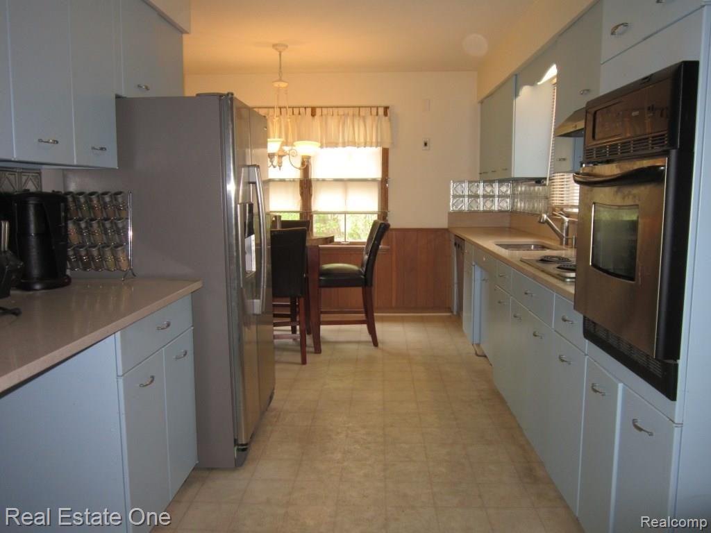 19665 Stratford Road Detroit, MI 48221 - Photo 13 of 36