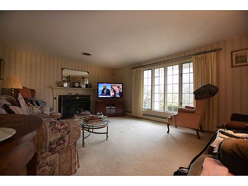 35 Azalea Court Cranston, RI 02921 - Photo 10 of 20 Living Room.