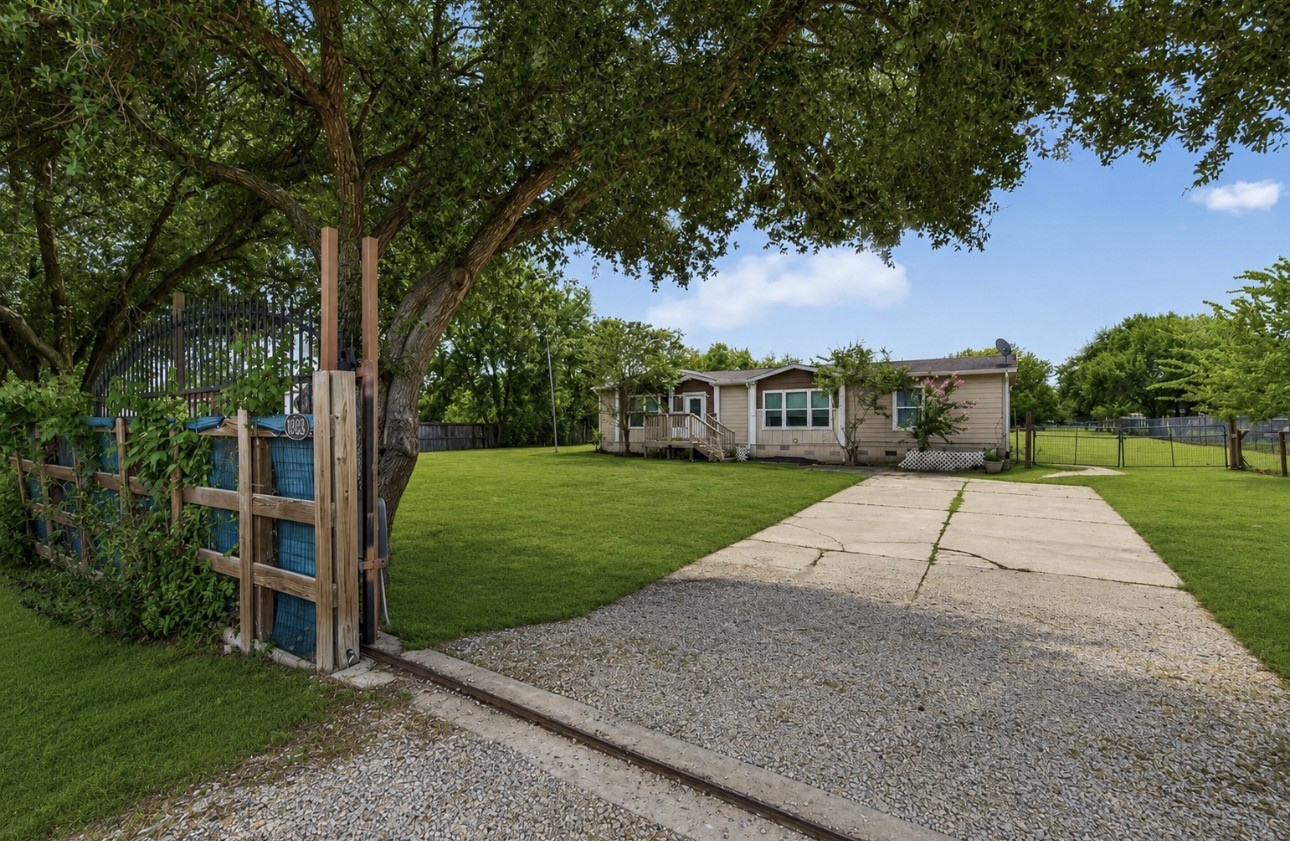 6023 Cheryl Lane Rosharon, TX 77583 - Photo 1 of 31 Virtually staged