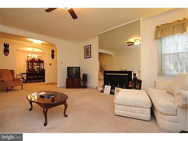 5746 Drexel Road Philadelphia, PA 19131 - Photo 5 of 25 Living Room