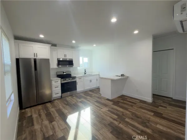 $2,100 | 521 West 78th Street, Los Angeles, CA 90044