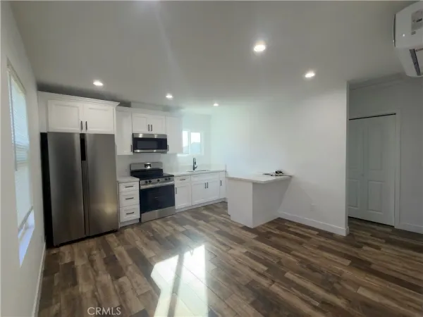 $2,100 | 521 West 78th Street, Los Angeles, CA 90044