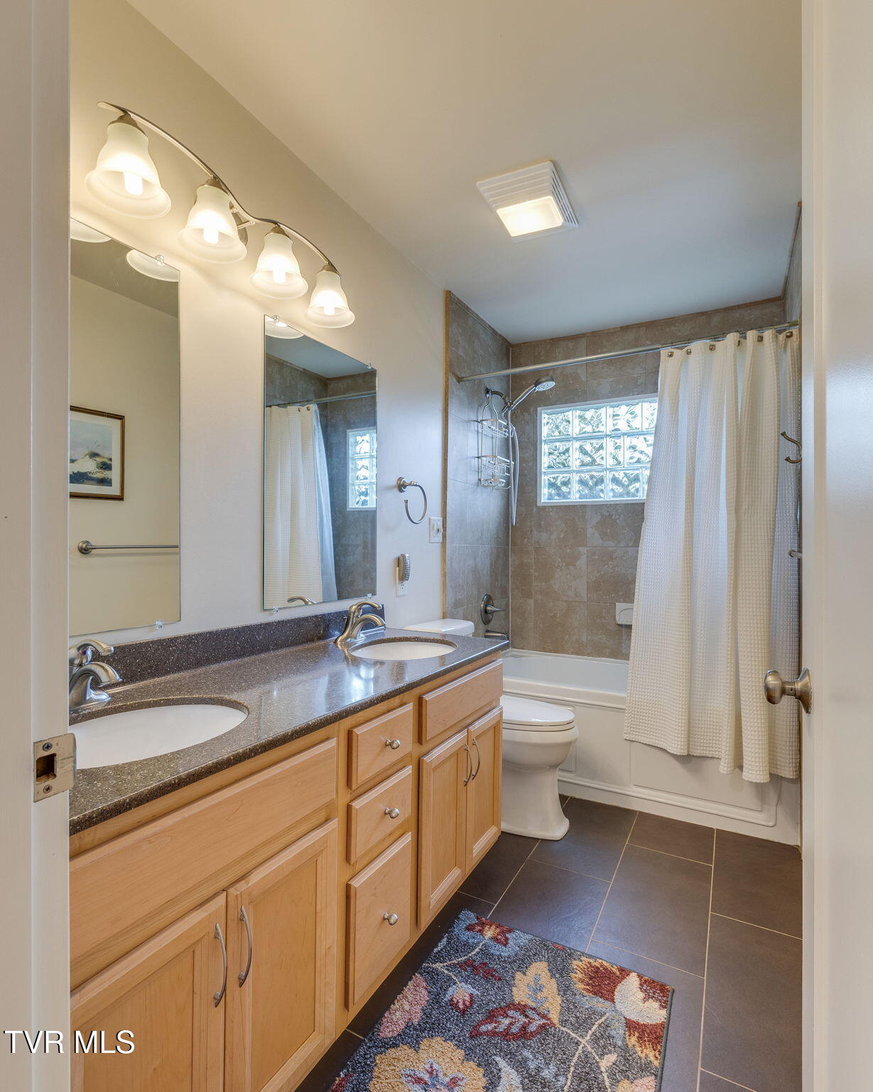 437 High Ridge Road Kingsport, TN 37660 - Photo 45 of 62 Guest Bath with Dual Sinks