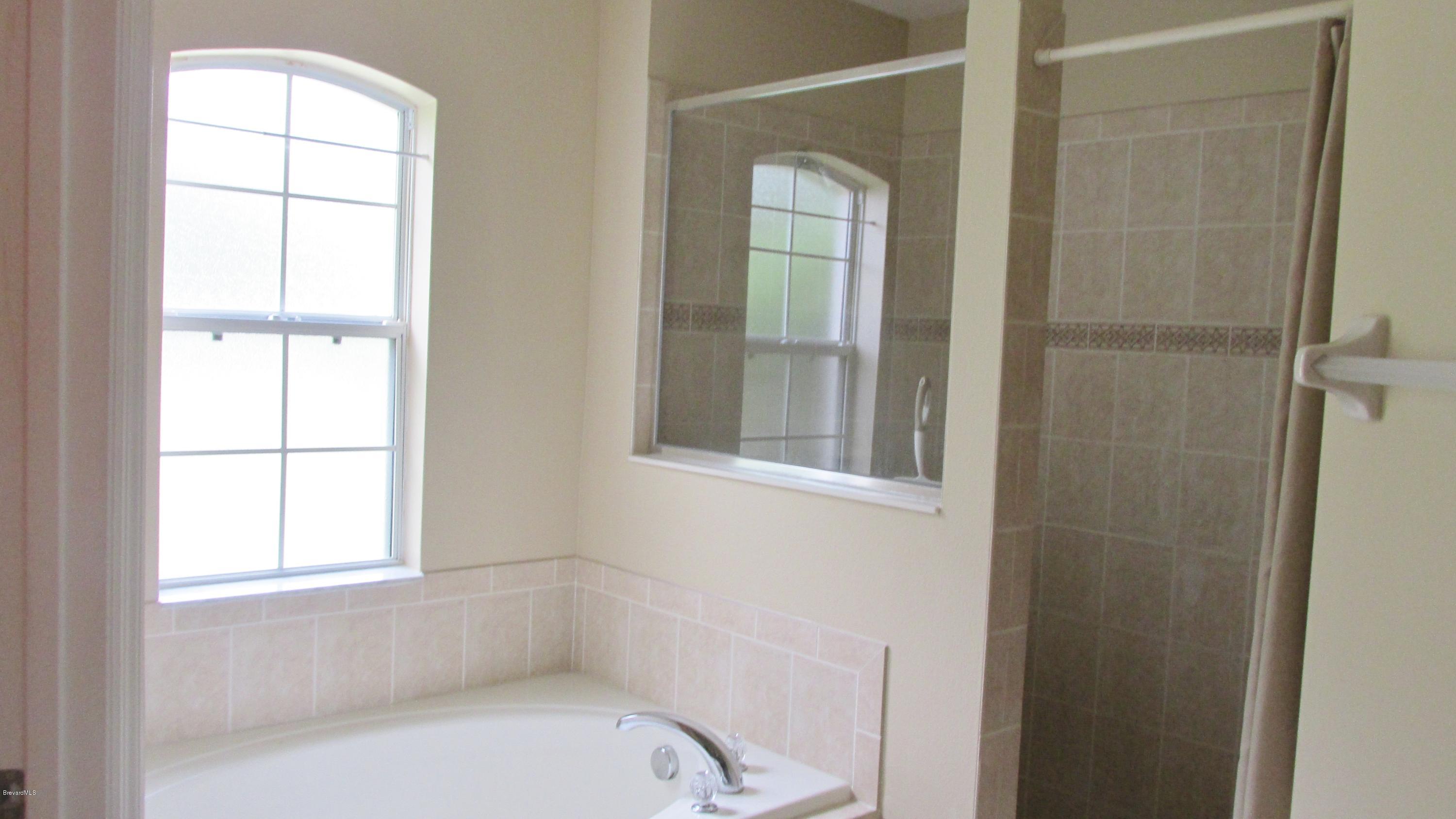 174 Tudor Road Southwest Palm Bay, FL 32908 - Photo 14 of 20 a bathroom with a bathtub