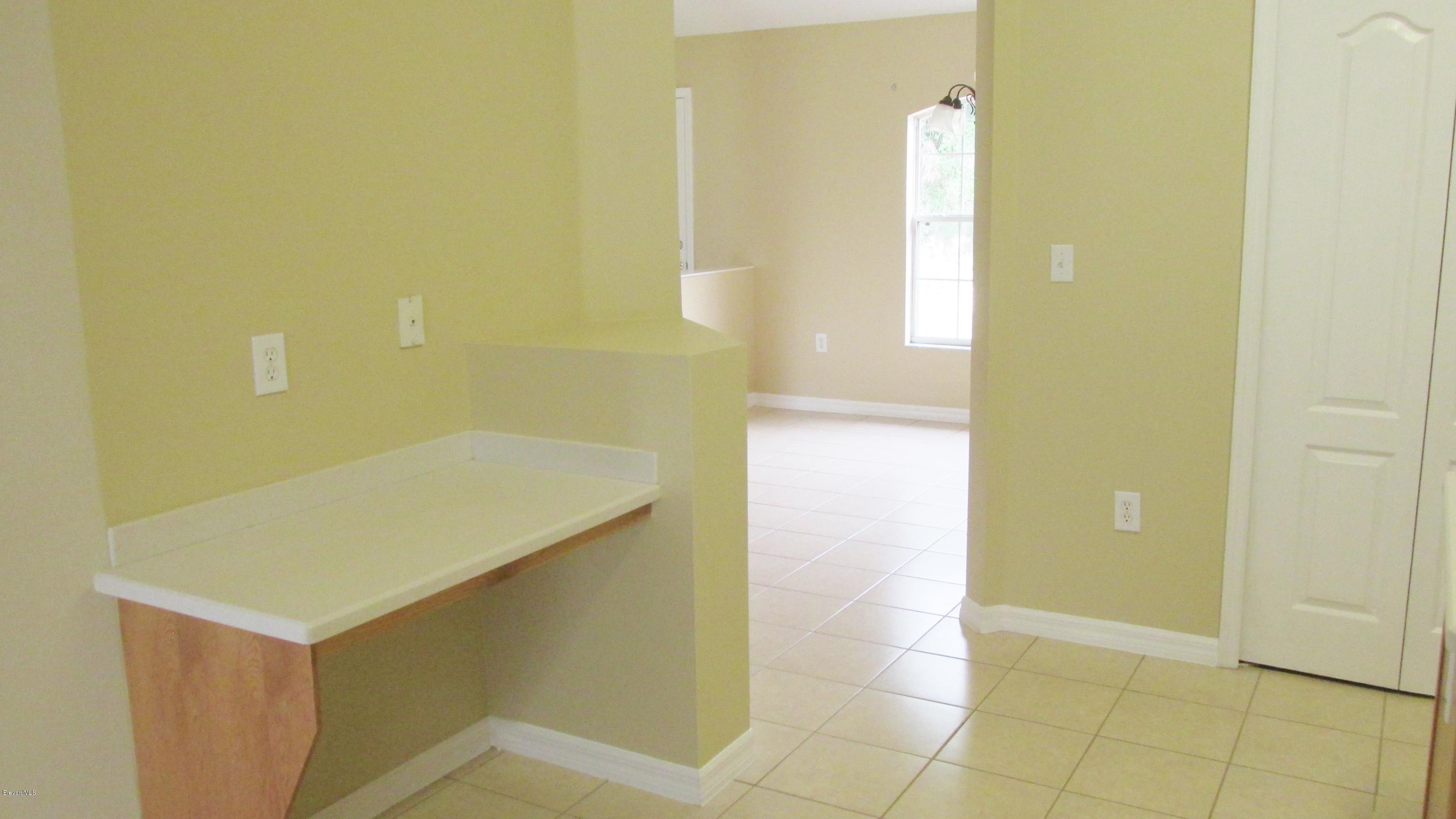 174 Tudor Road Southwest Palm Bay, FL 32908 - Photo 4 of 20 a bathroom with a bathtub