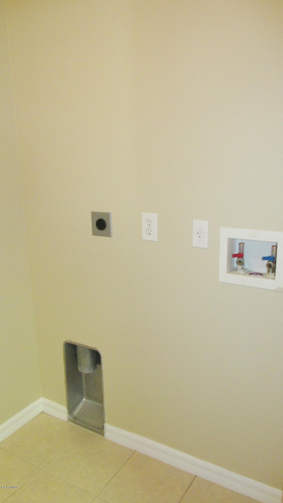 174 Tudor Road Southwest Palm Bay, FL 32908 - Photo 5 of 20 a view of a wall