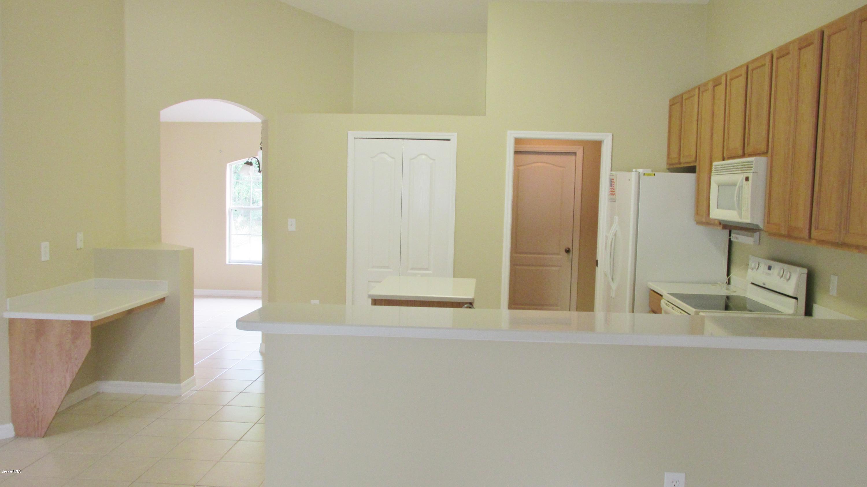 174 Tudor Road Southwest Palm Bay, FL 32908 - Photo 10 of 20 a view of a bathroom with a shower