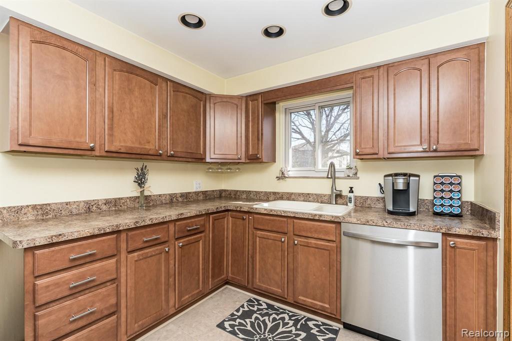 211 South Helen Avenue Rochester, MI 48307 - Photo 3 of 38