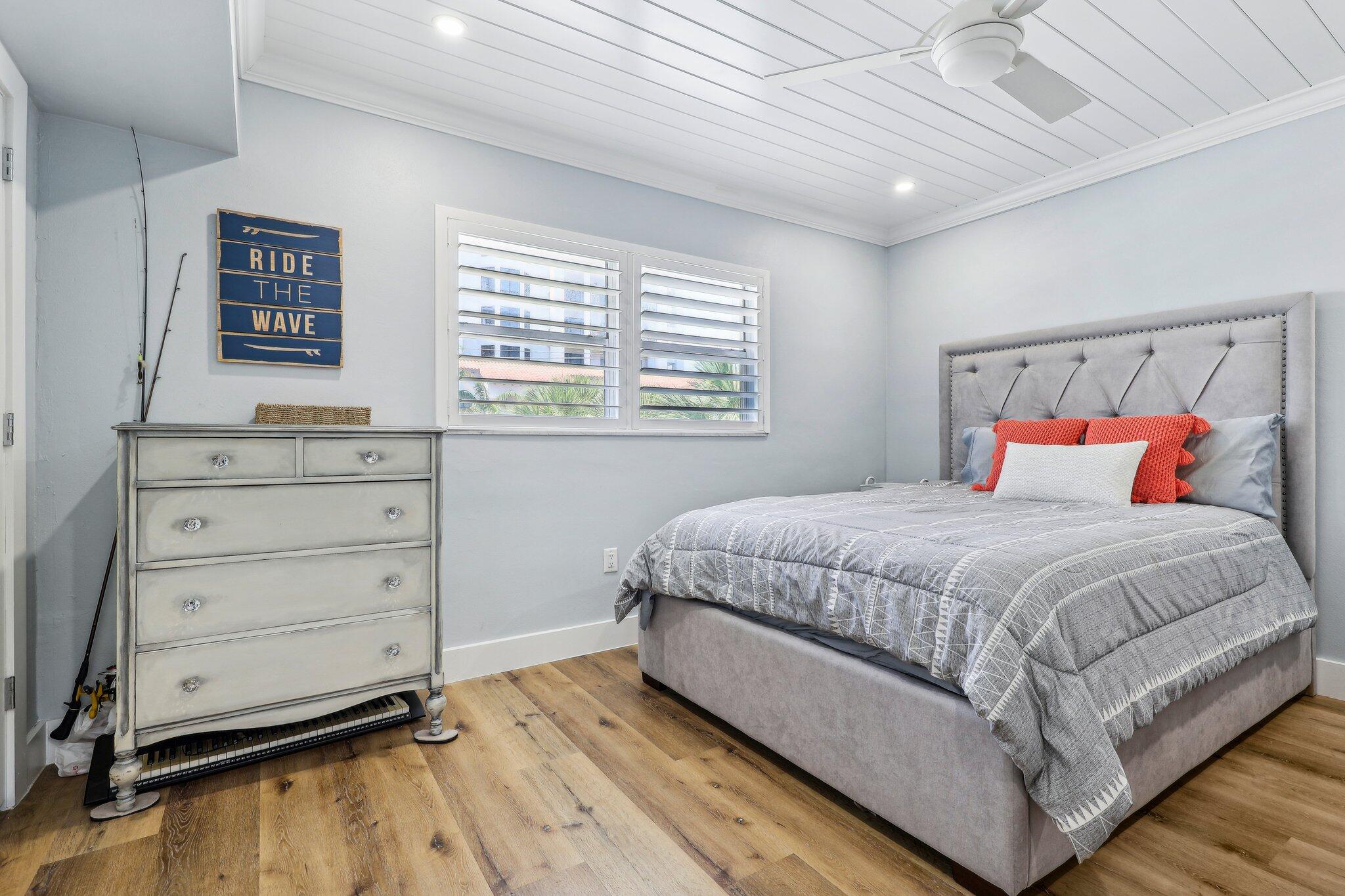 200 East Royal Palm Road, Unit 304 Boca Raton, FL 33432 - Photo 25 of 37 a bedroom with a bed and window