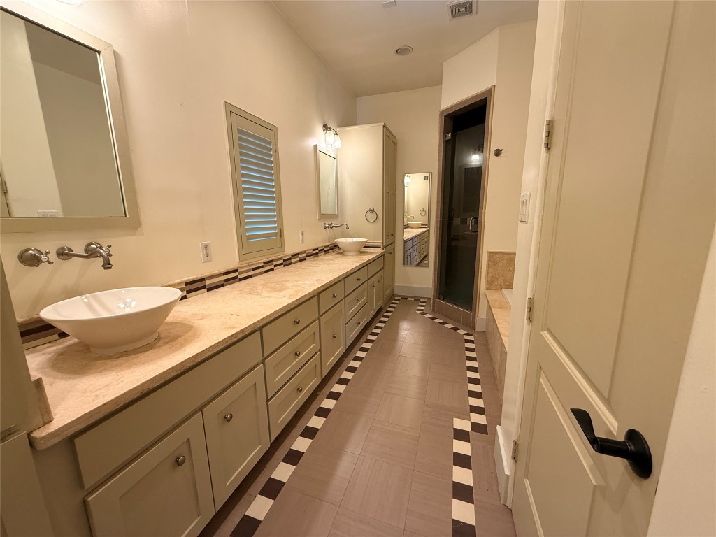 4606 Austin Street, Unit D Houston, TX 77004 - Photo 15 of 25 a bathroom with sink and mirror