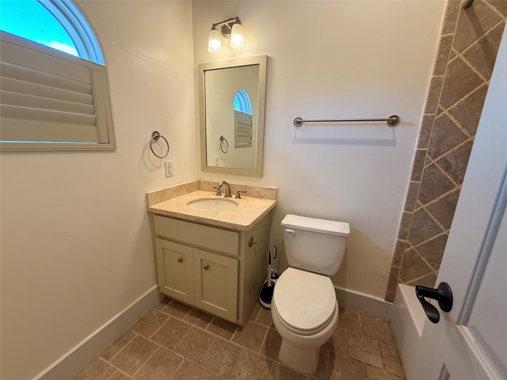 4606 Austin Street, Unit D Houston, TX 77004 - Photo 21 of 25 a bathroom with a sink toilet and shower