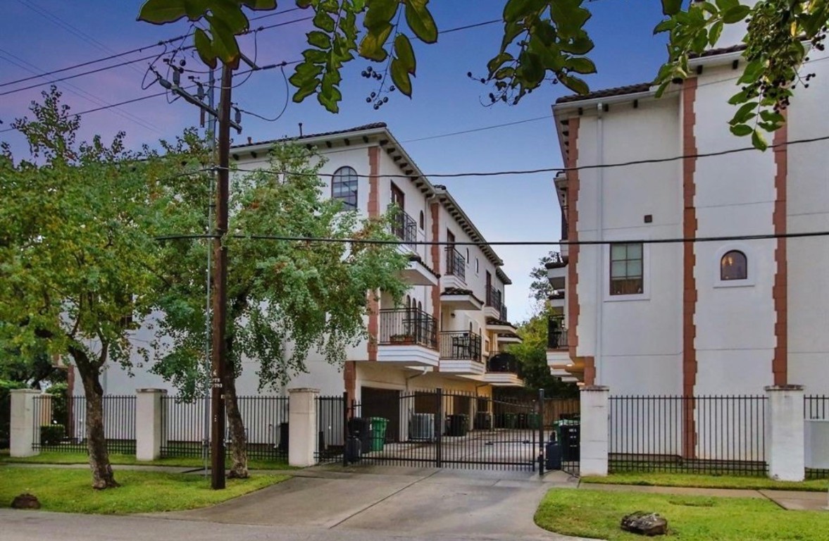 4606 Austin Street, Unit D Houston, TX 77004 - Photo 25 of 25 front view of a house with a street