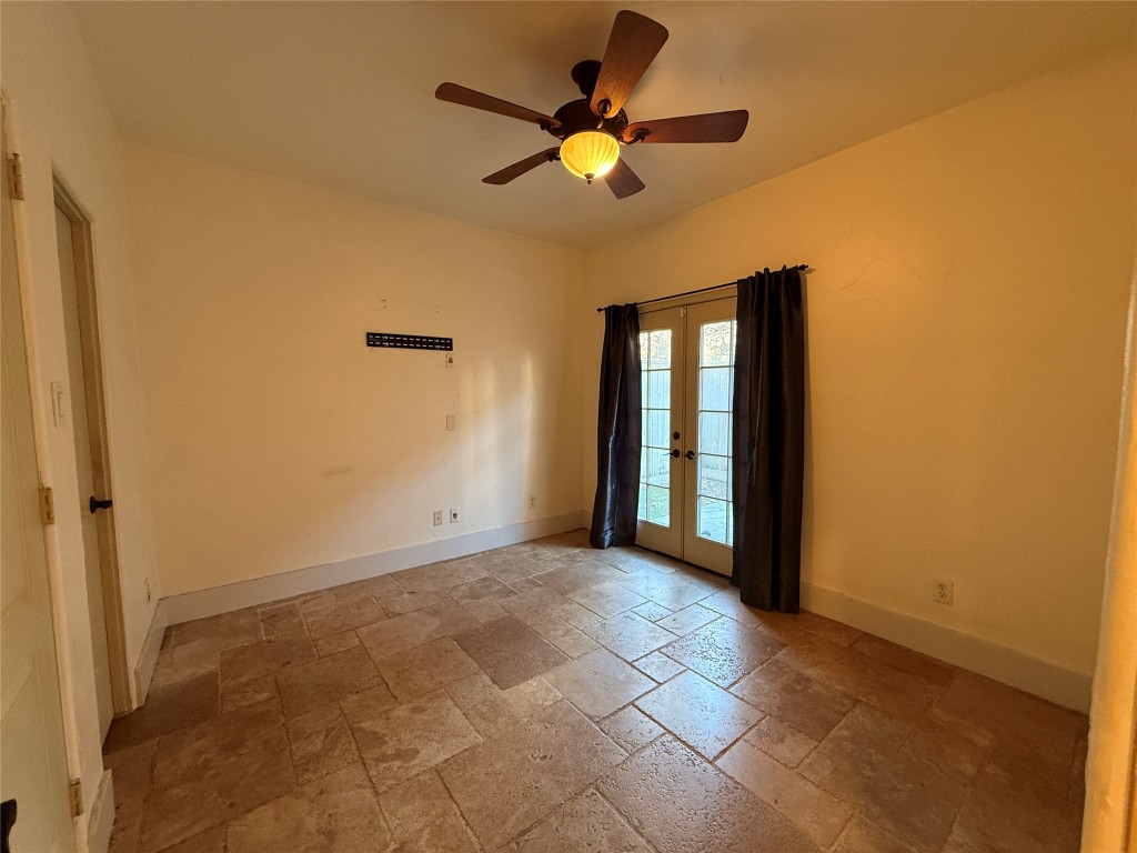 4606 Austin Street, Unit D Houston, TX 77004 - Photo 3 of 25 a view of an empty room with a window